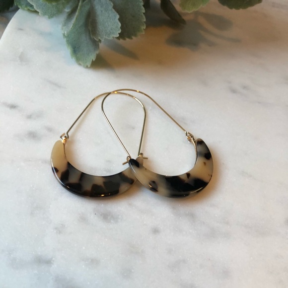 The Andie - Blonde Tortoise Crescent Hoop - Picture 3 of 6